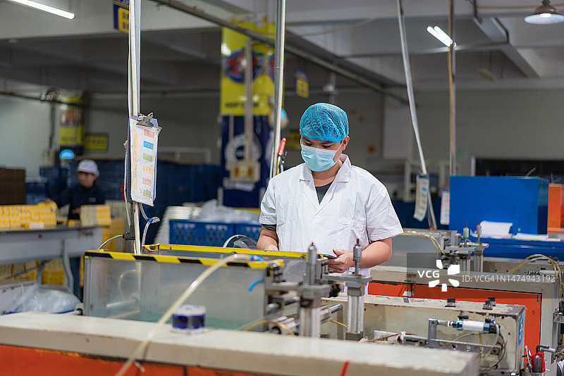 工程师在车间检查机械操作图片素材