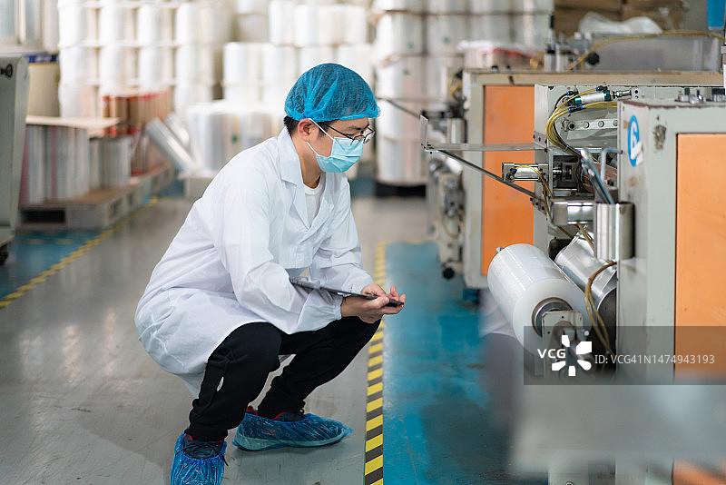 工程师在车间检查机械操作图片素材