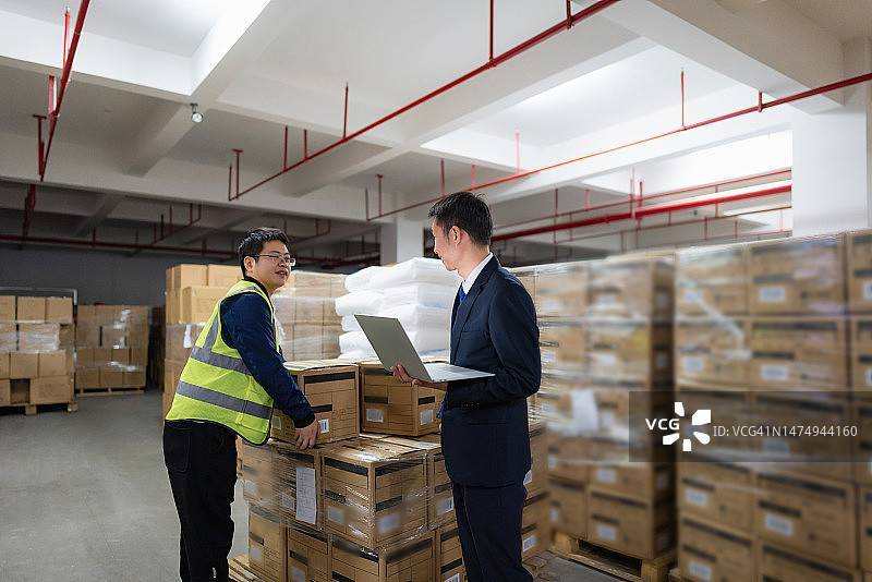 仓库管理员正在检查货物图片素材
