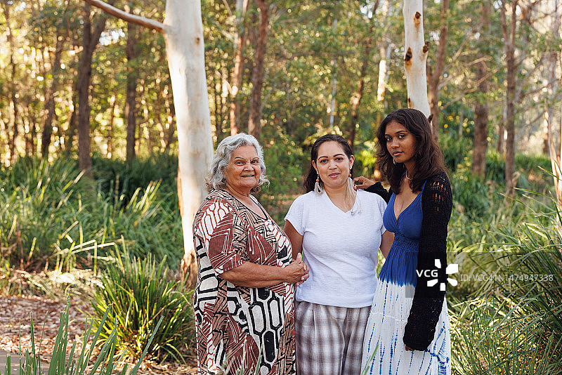 澳大利亚原住民家庭，三代澳洲原住民女性图片素材