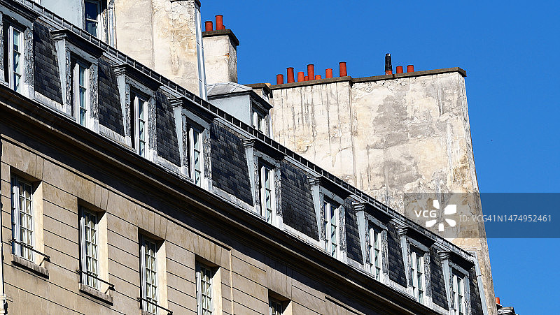 巴黎公寓建筑的石材外立面和烟囱屋顶的侧面高角度景观，法国图片素材