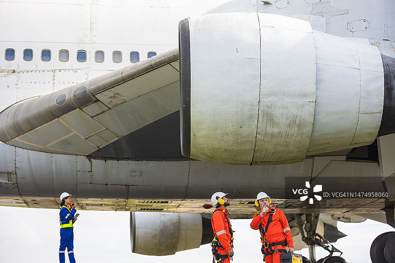 两名机械工程师正在维护飞机并修理喷气发动机图片素材