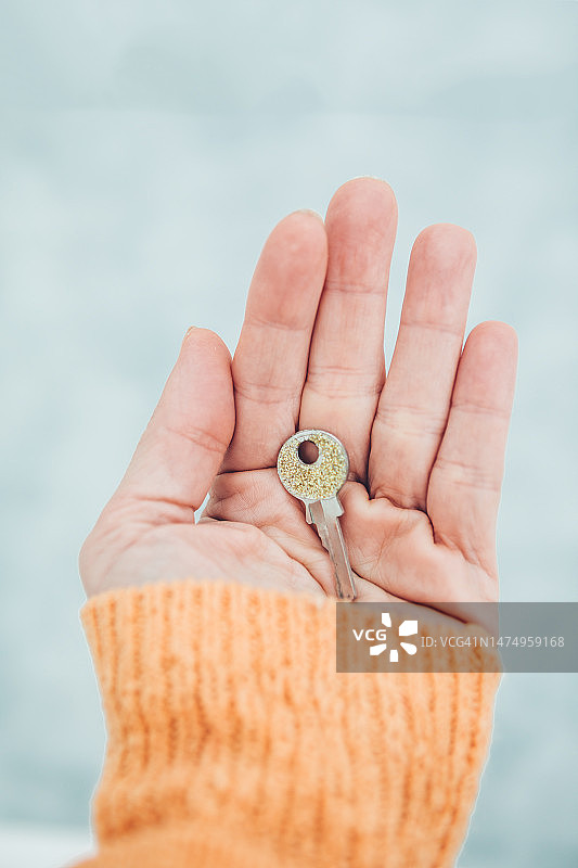 手持钥匙图片素材