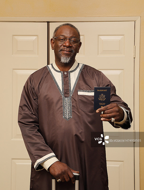 穆斯林旅行者出示护照竖版照片图片素材