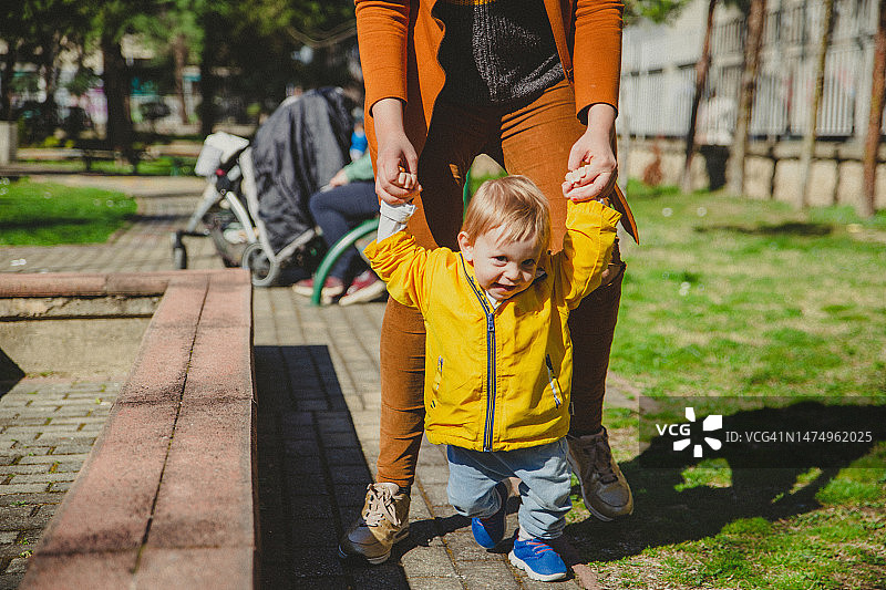 母亲和儿子在公园里散步图片素材