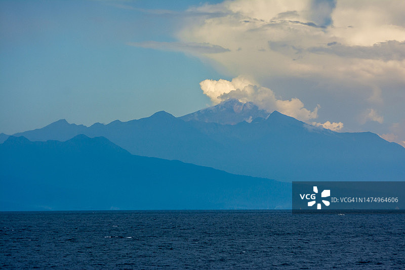 蓝色海洋上空的蓝色天空渐变山景图片素材
