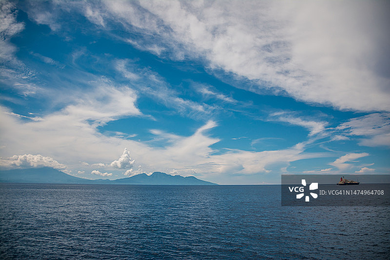 蓝色海洋上的蓝天图片素材