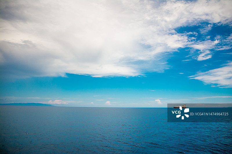 蓝色海洋上的蓝天图片素材