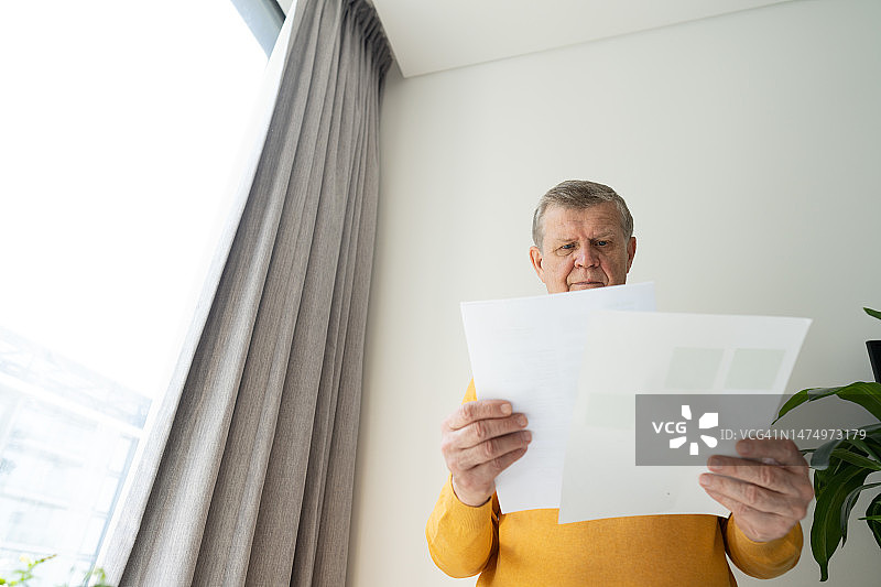 中年男人查阅账单和文件图片素材
