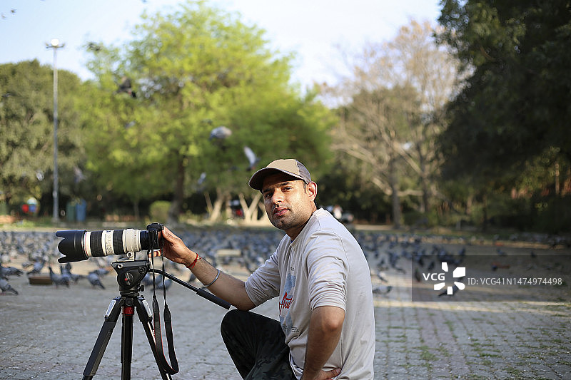 携带相机和三脚架的摄影师图片素材