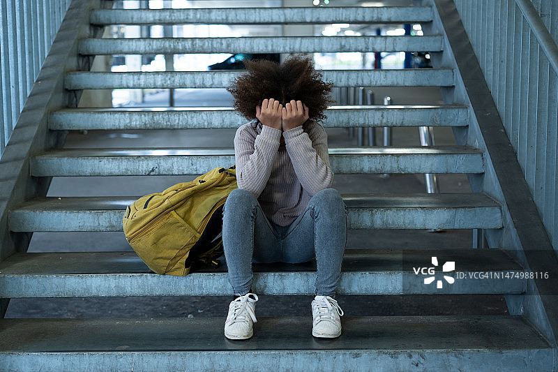 悲伤的女孩图片素材