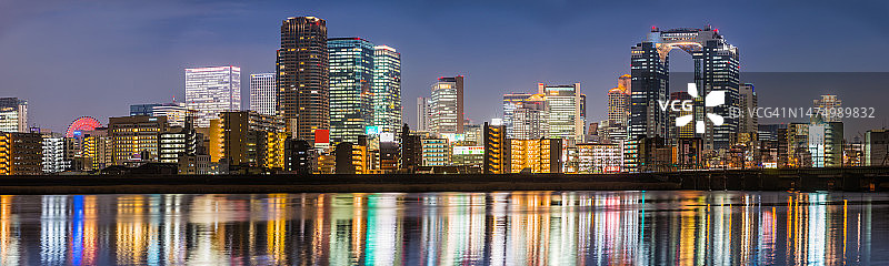 日本大阪河畔夜景摩天大楼全景图片素材