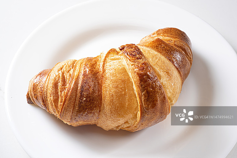 盘子里的羊角面包图片素材
