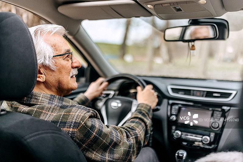 老年司机图片素材