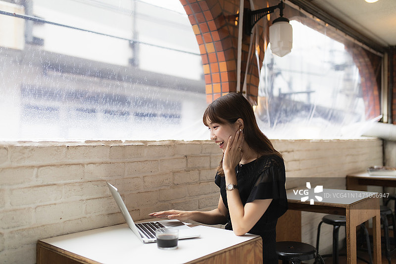 在咖啡馆工作的女人图片素材
