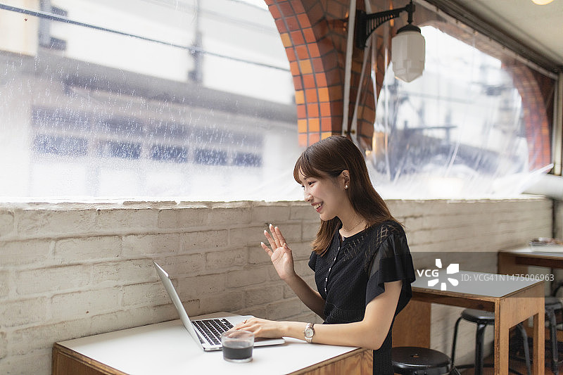 在咖啡馆工作的女人图片素材