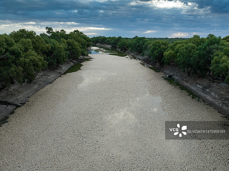 澳大利亚新南威尔士州达令河死鱼航拍图片素材