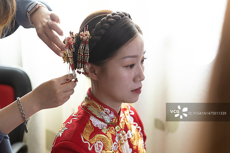年轻的中国新娘正在化妆图片素材