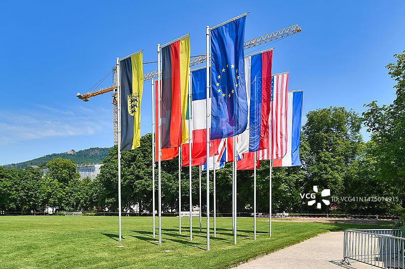 德国巴登-巴登“库尔帕克”公园的旗帜图片素材