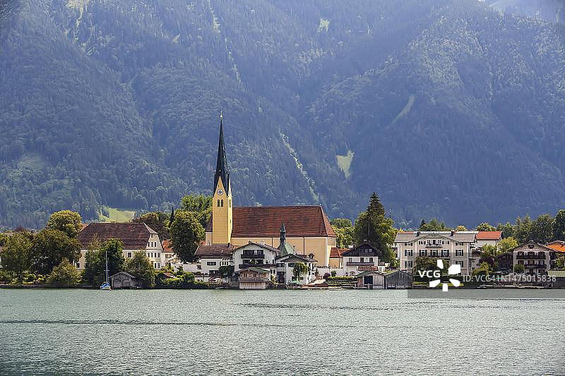 德国巴伐利亚州特根湖的圣劳伦斯教堂图片素材