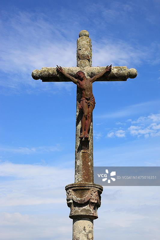 洛克罗南，村庄入口处的石十字架，布列塔尼，法国图片素材