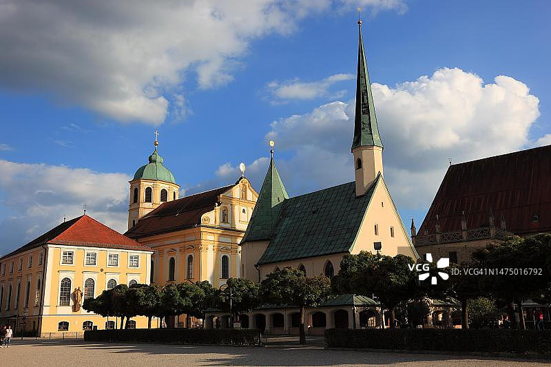 德国奥厄廷圣抹大拉教堂与恩典小教堂广场图片素材