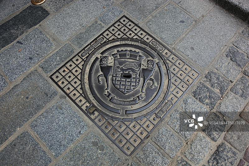 法国布列塔尼圣马洛城镇的井盖上的盾形纹章图片素材