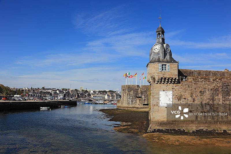 法国布列塔尼孔卡尔诺港口的城墙一角，带有钟表和日晷图片素材