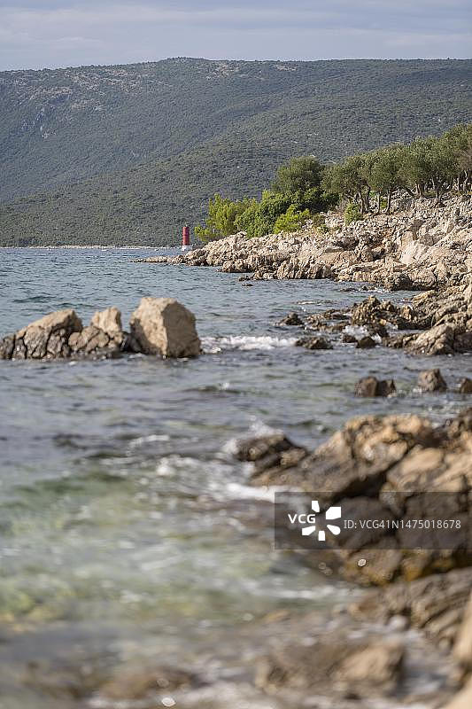 克罗地亚克雷斯岛海岸线：岩石和橄榄树，灯塔图片素材