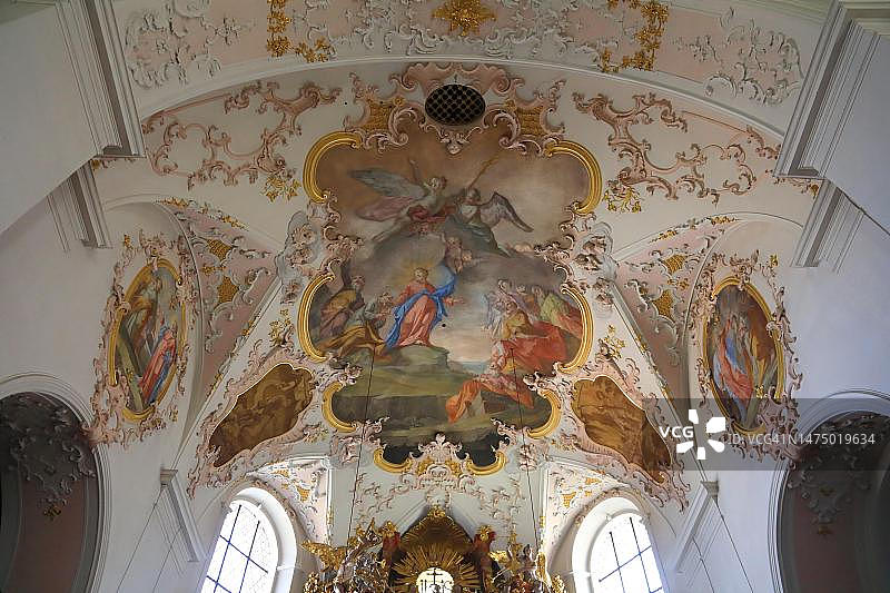 圣彼得和保罗罗马天主教堂天花板壁画，位于德国巴伐利亚州上巴伐利亚加米施-帕滕基兴区米滕瓦尔德图片素材