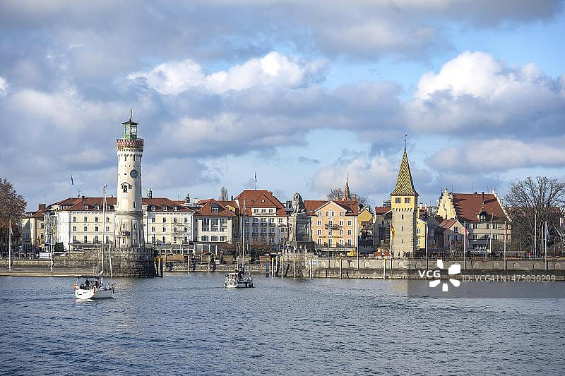 德国巴伐利亚州林道港入口，新林道灯塔和巴伐利亚狮子的码头，以及林道岛康斯坦茨湖的曼格图姆港口长廊图片素材