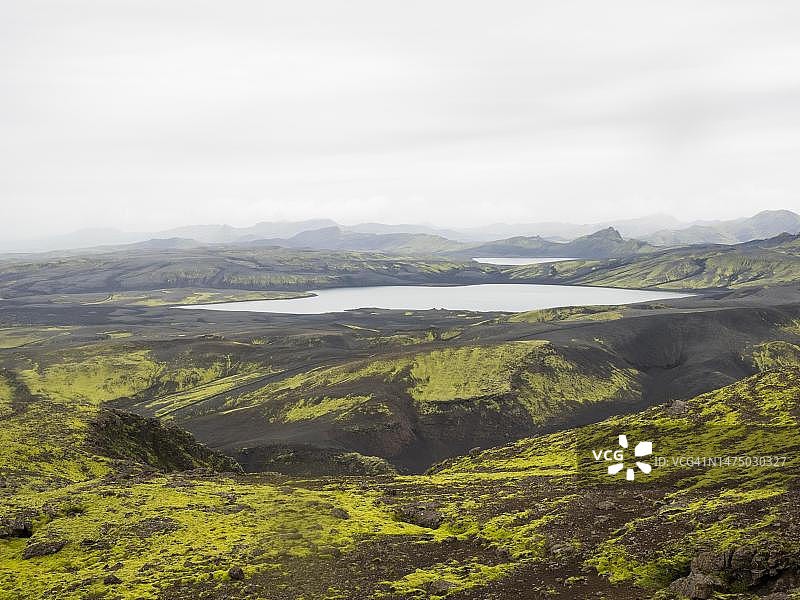 覆盖苔藓的火山景观，火山口湖，拉基火山或拉卡吉加，高地，冰岛南部，冰岛图片素材