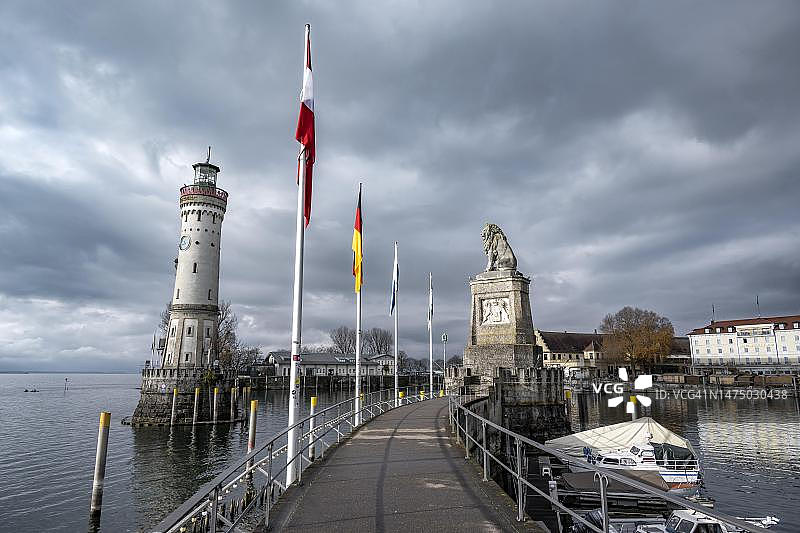 林道港口的狮子雕像和新林道灯塔，德国巴伐利亚博登湖林道岛图片素材