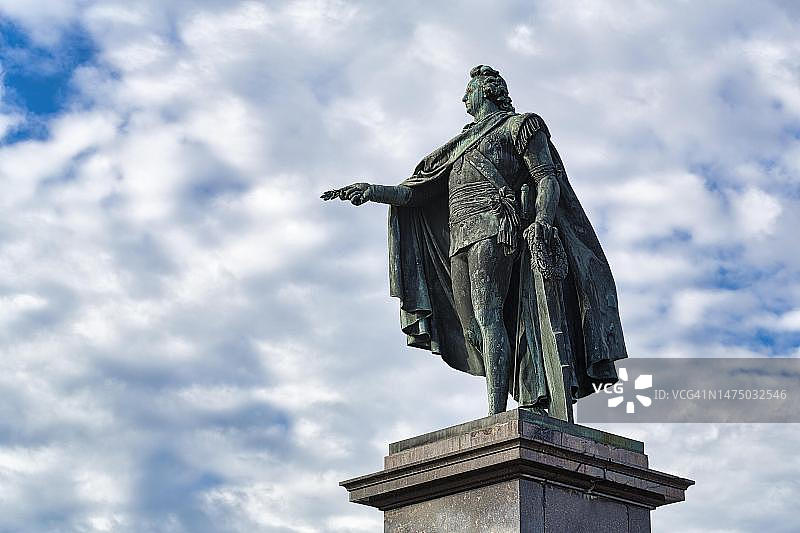 瑞典斯德哥尔摩老城区瑞典国王古斯塔夫三世青铜雕像图片素材