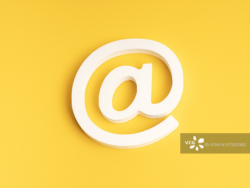 橙色背景上的白色@符号：Arroba，3D，邮箱图片素材