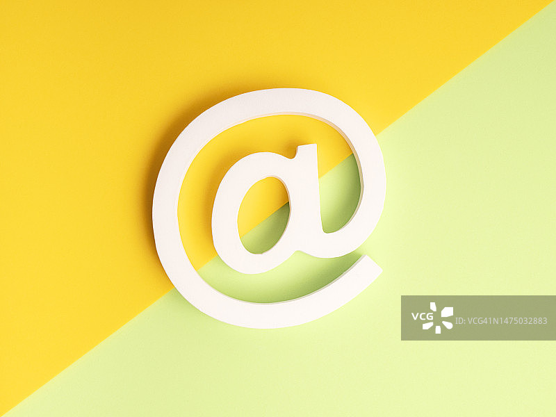 绿色和黄色背景上的白色@符号：3D电子邮件图片素材