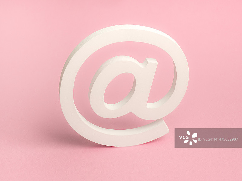 粉色背景上的白色@符号，3D电子邮件图片素材
