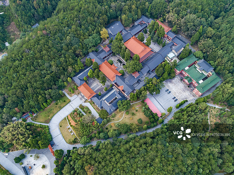 绿色森林中的寺庙航拍图片素材