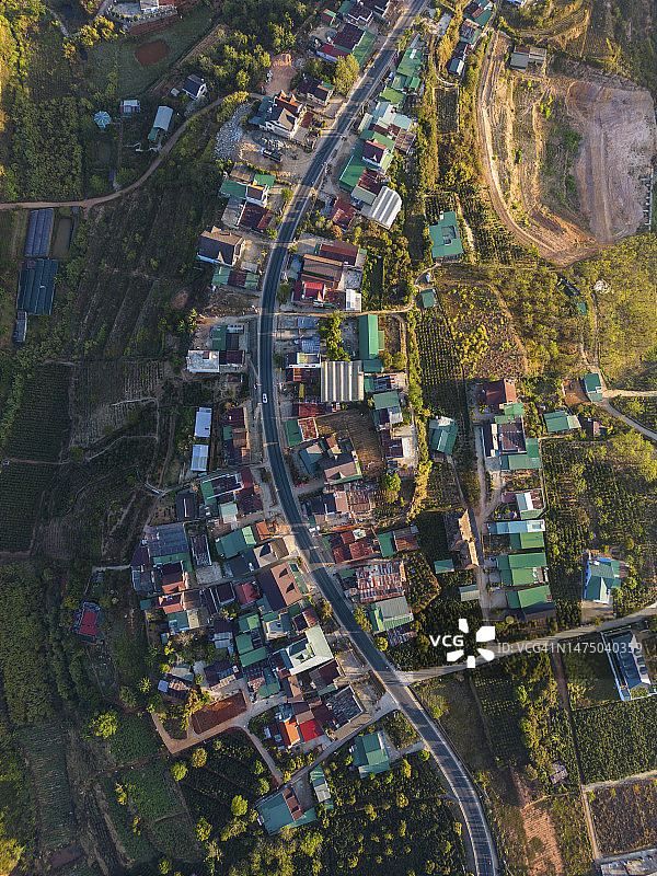 越南中部高原阳光明媚的村庄公路图片素材