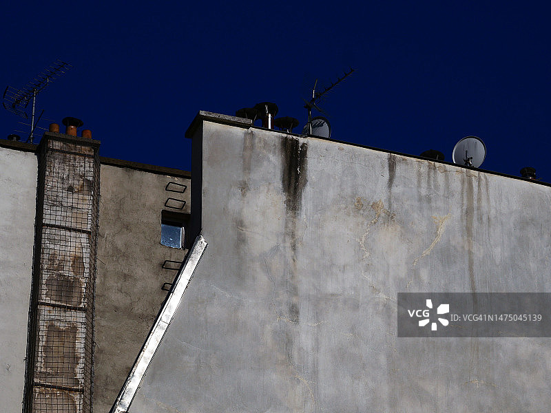 巴黎带有天线和卫星天线的风化混凝土墙图片素材