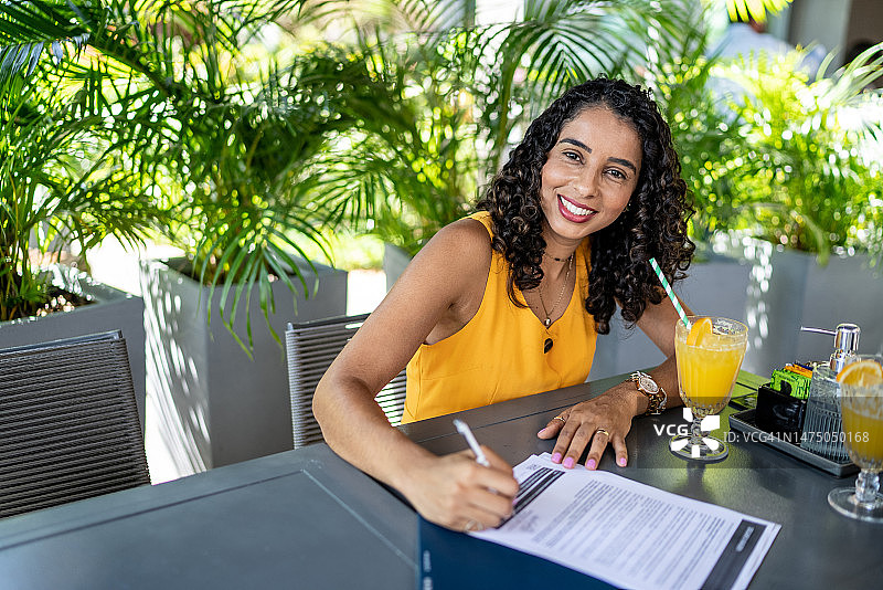 在咖啡馆签署合同的女商人肖像图片素材