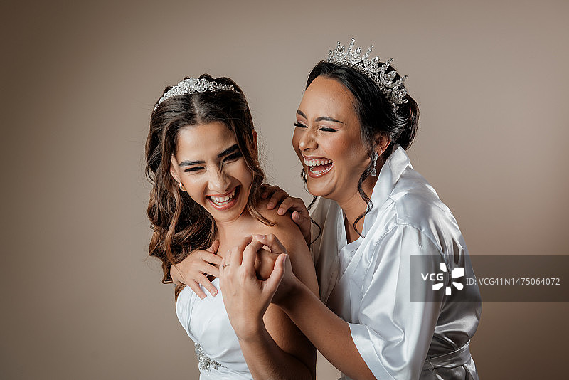 朋友们试穿婚纱，玩得很开心图片素材