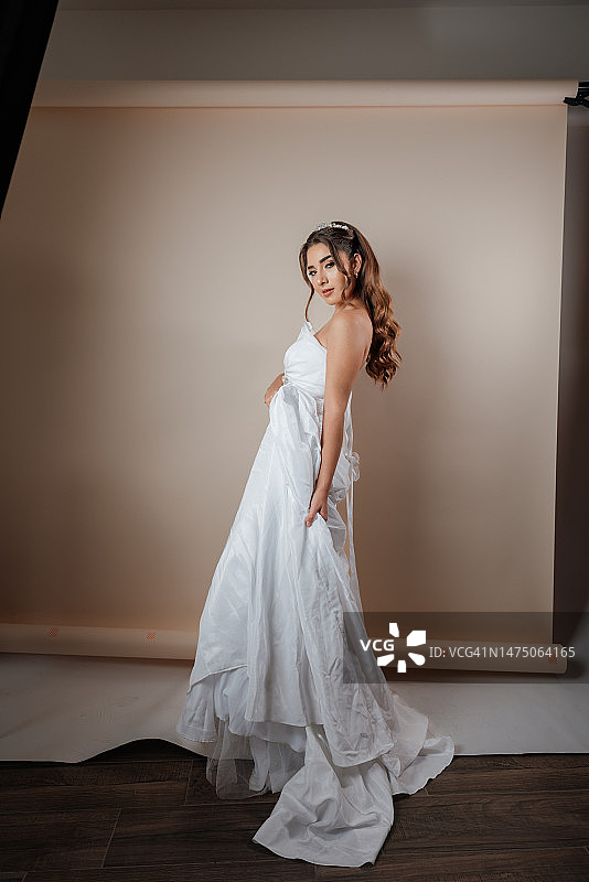 化妆的新娘试穿婚纱图片素材