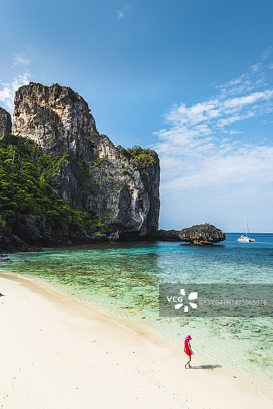 在泰国皮皮岛空旷海滩上的女游客图片素材