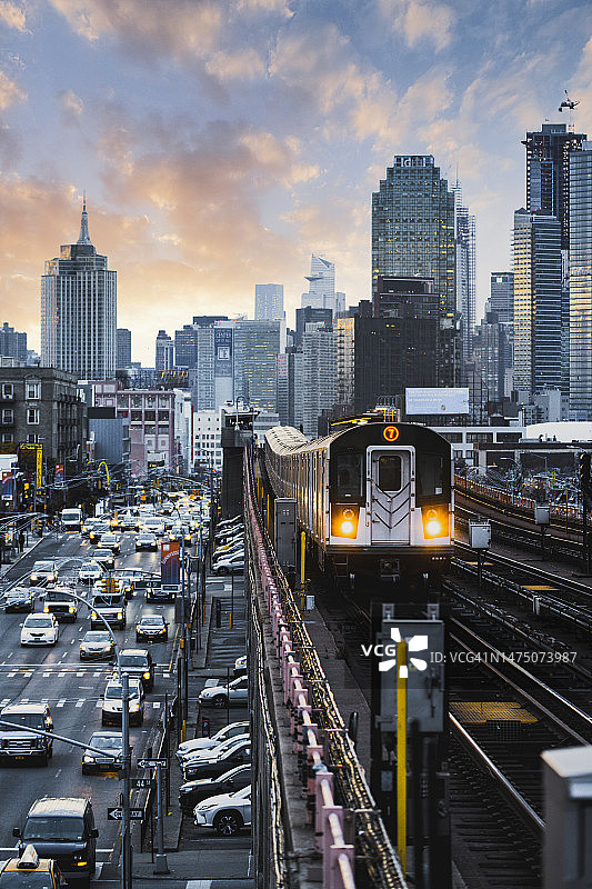 纽约皇后区7号线地铁与曼哈顿天际线图片素材