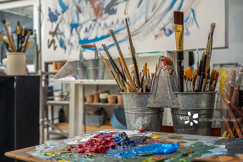 画家工作室中的颜料和画笔图片素材