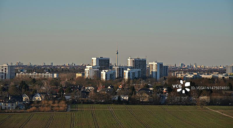 从格罗斯齐琴垃圾填埋场看柏林电视塔图片素材
