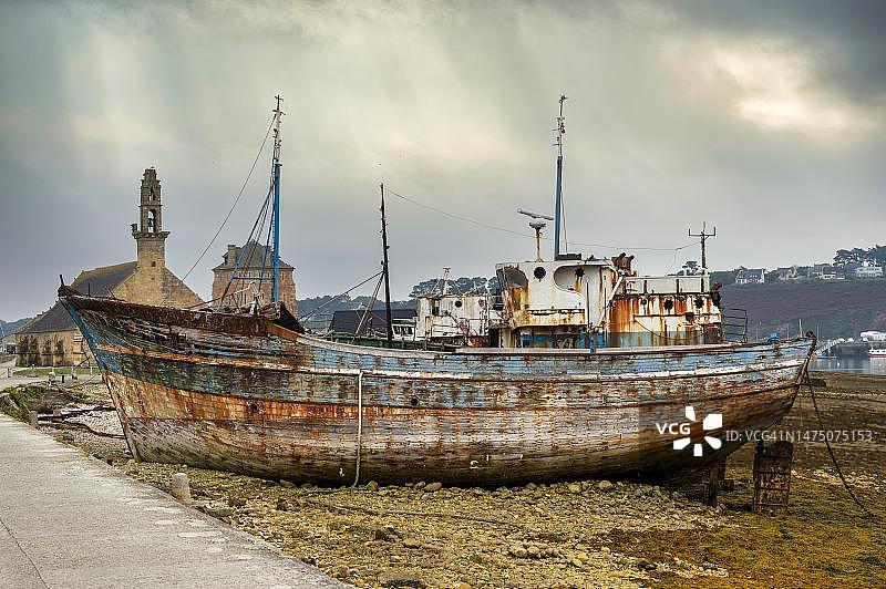 法国菲尼斯泰尔省卡马雷叙梅尔的拖网渔船残骸图片素材