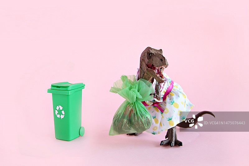 玩具恐龙正在扔垃圾图片素材