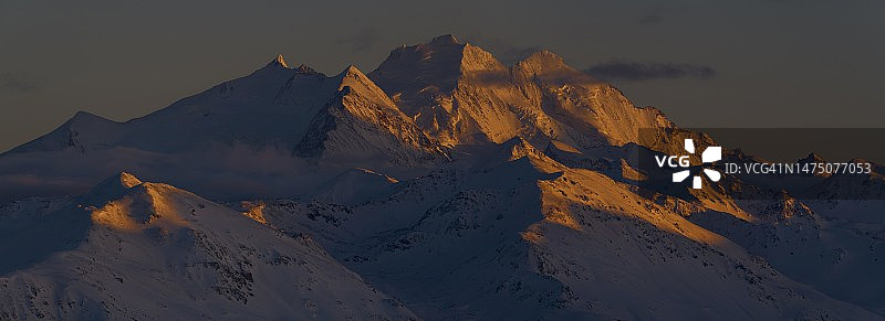 瓦莱州阿尔卑斯山的落日山顶图片素材